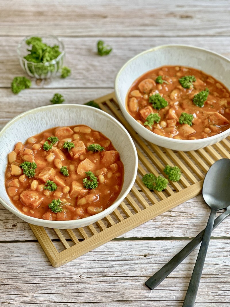 Bohnensuppe mit veganen Würstchen