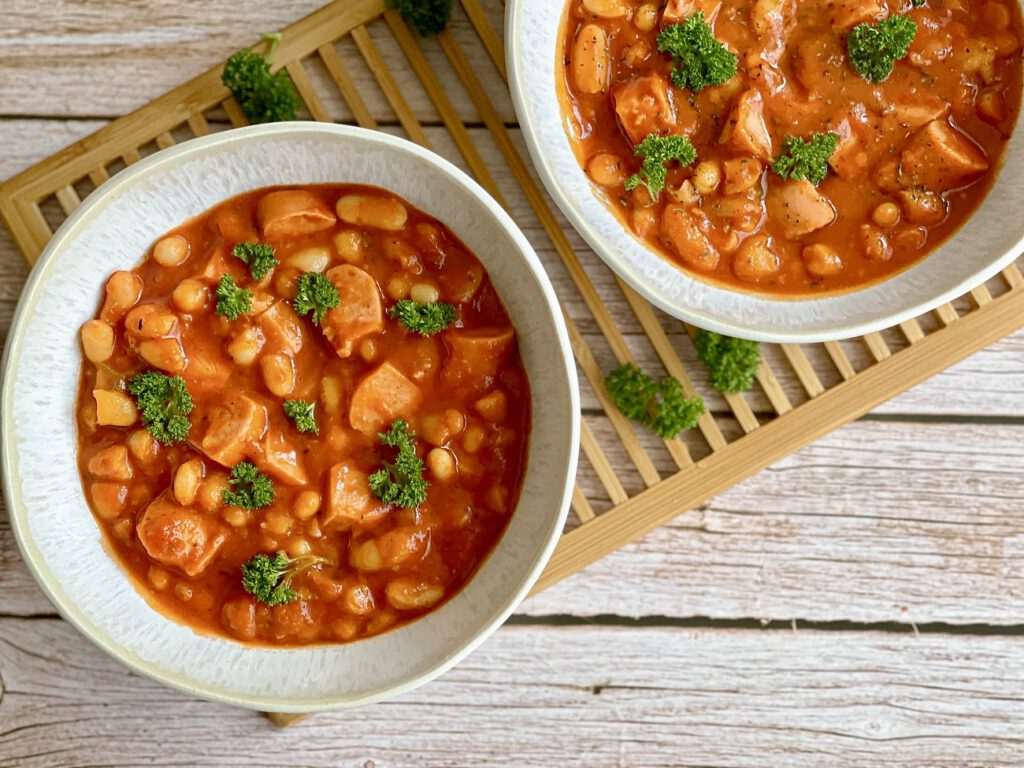 Vegane Bohnensuppe mit Würstchen - deftig &amp; einfach