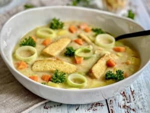 Vegane Kartoffelsuppe mit Räuchertofu und Gemüse in einem Suppenteller.