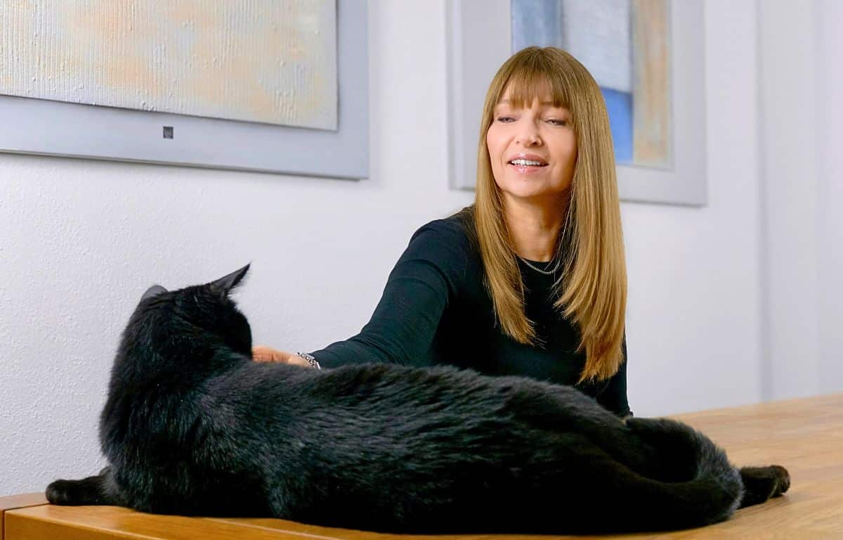 Iris mit ihrem Kater Nanu.