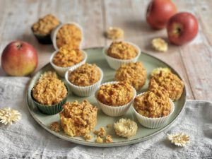 Vegane Apfel-Karotten-Muffins auf einem Teller