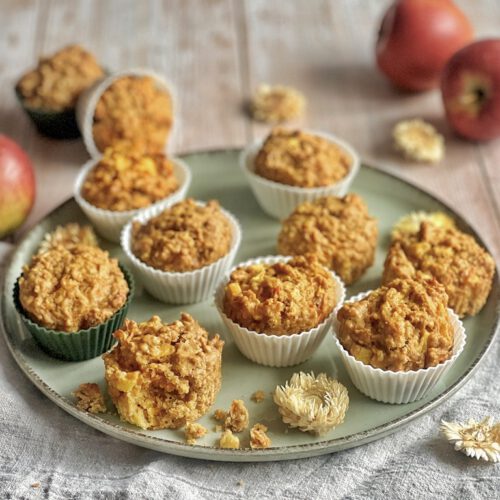 Vegane Apfel-Karotten-Muffins auf einem Teller