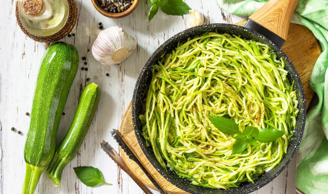 Spaghetti aus Zucchini in einer Pfanne.
