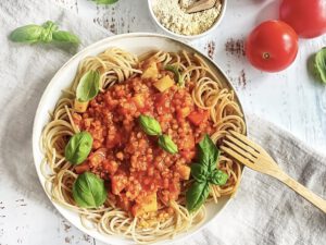 Vegane Linsenbolognese mit Spaghetti auf einem Teller