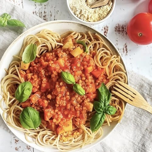 Vegane Linsenbolognese mit Spaghetti auf einem Teller