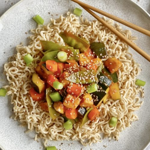 Vegane Tofu-Gemüse-Pfanne süß-sauer auf einem Teller.