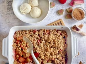 Veganer, glutenfreier Rhabarber-Erdbeer-Crumble.