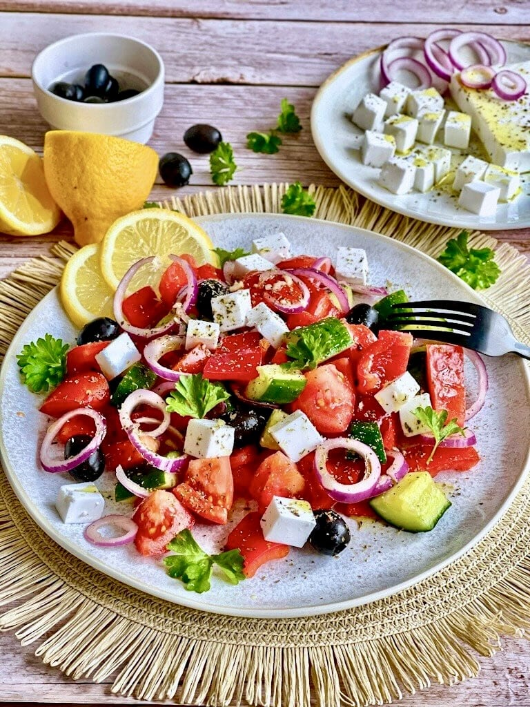 Veganer griechischer Salat auf einem Teller.