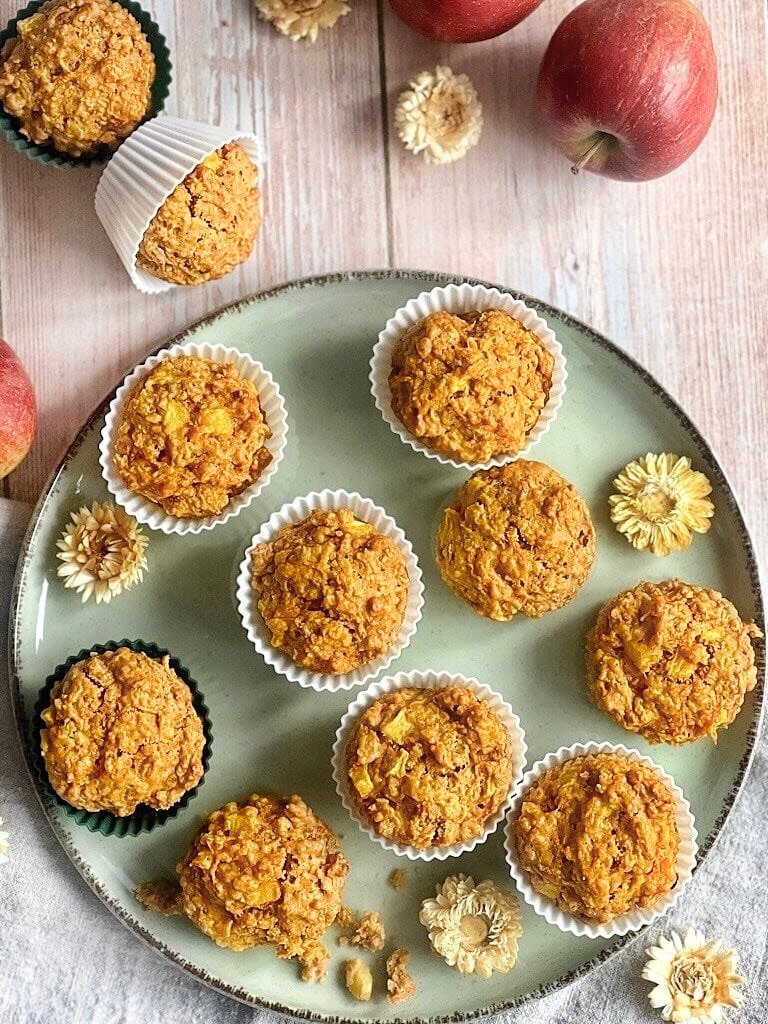 Vegane Apfel-Karotten-Muffins auf einem Teller.