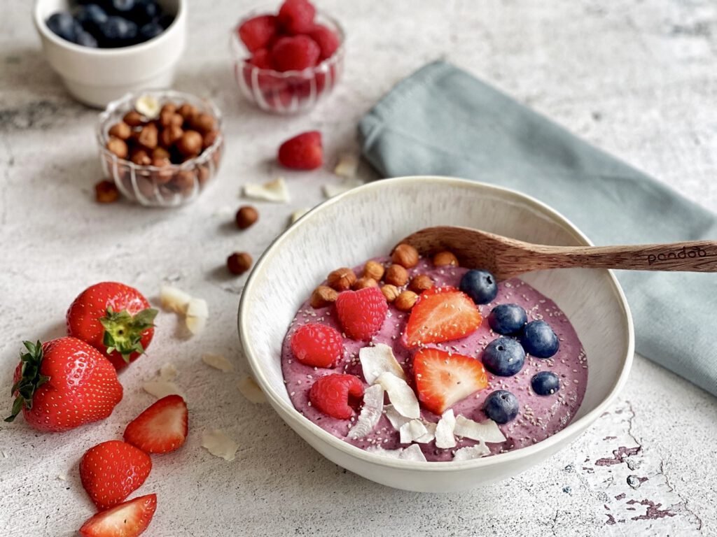 Vegane Smoothie Bowl mit Beeren in einer Schüssel.