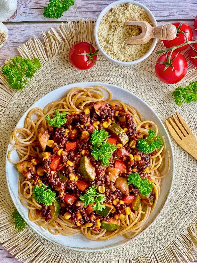 Vegane Beluga-Bolognese mit Spaghetti auf einem Teller.