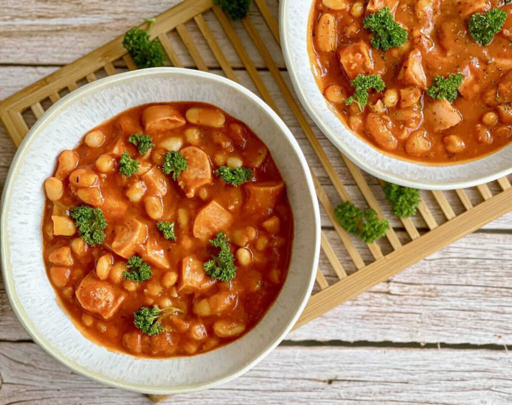 Vegane Bohnensuppe mit Würstchen - deftig &amp; einfach