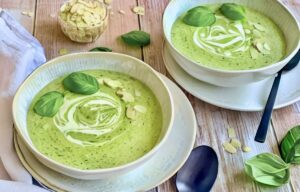 Vegane Bärlauchsuppe in einem Suppenteller.
