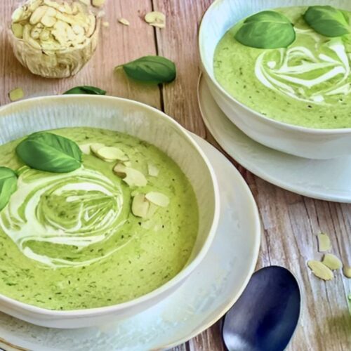 Vegane Bärlauchsuppe in einem Suppenteller.