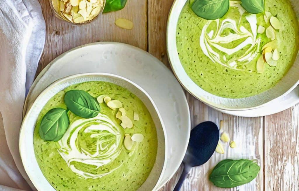Vegane cremige Bärlauchsuppe in einem Teller.