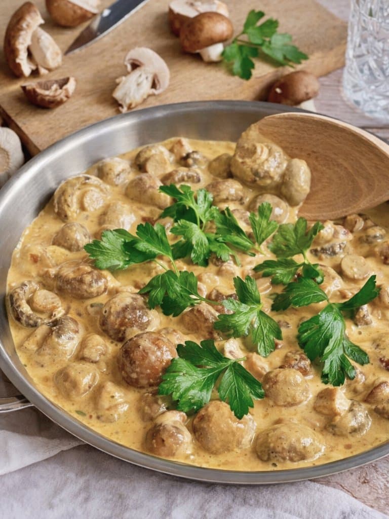 Vegane cremige Rahmchampignons in einer Pfanne.