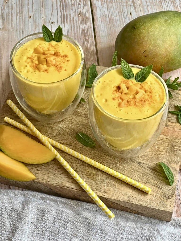 Veganer Mango Lassi in zwei Gläsern.