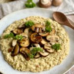 Veganes Pilz-Risotto auf einem Teller.