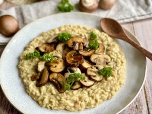 Veganes Pilz-Risotto auf einem Teller.