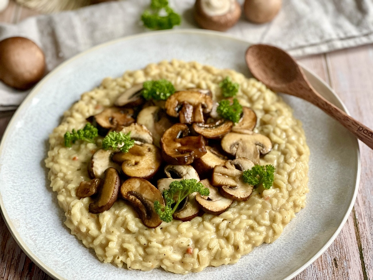 Veganes Pilz-Risotto auf einem Teller.