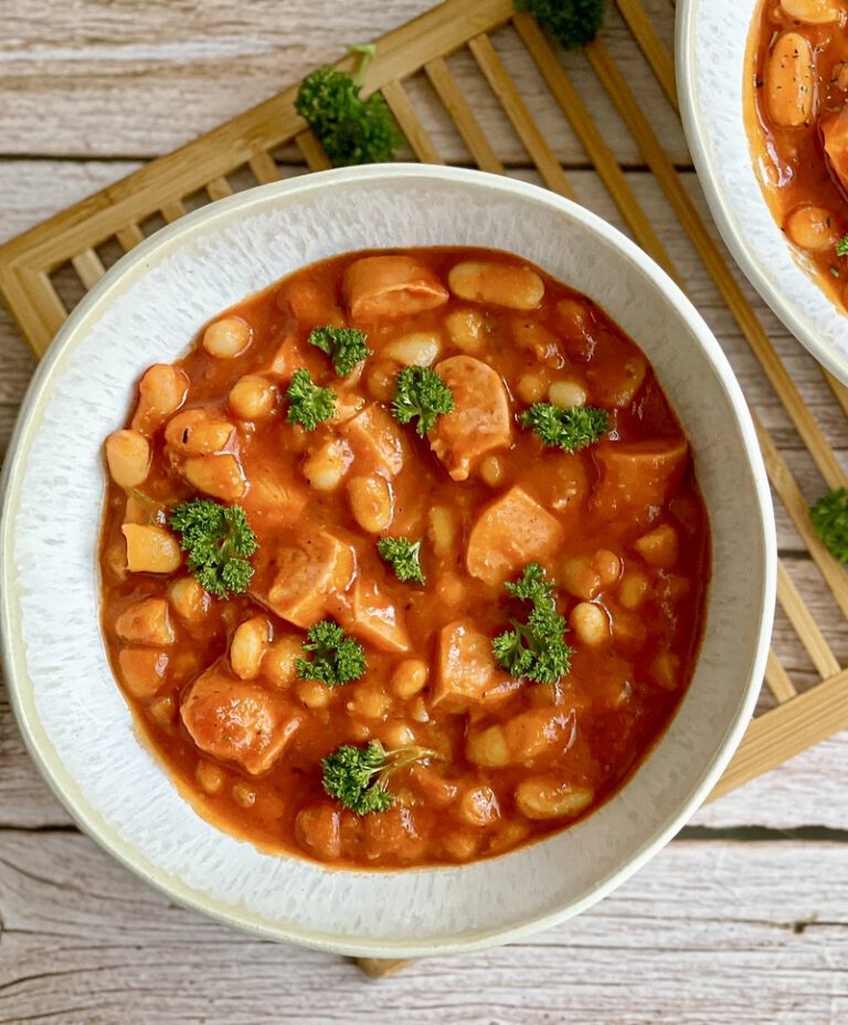 Vegane Bohnensuppe mit Würstchen - deftig &amp; einfach