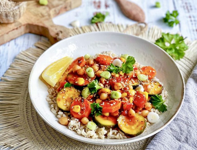 Einfache Gemüsepfanne mit Kichererbsen - lecker &amp; gesund