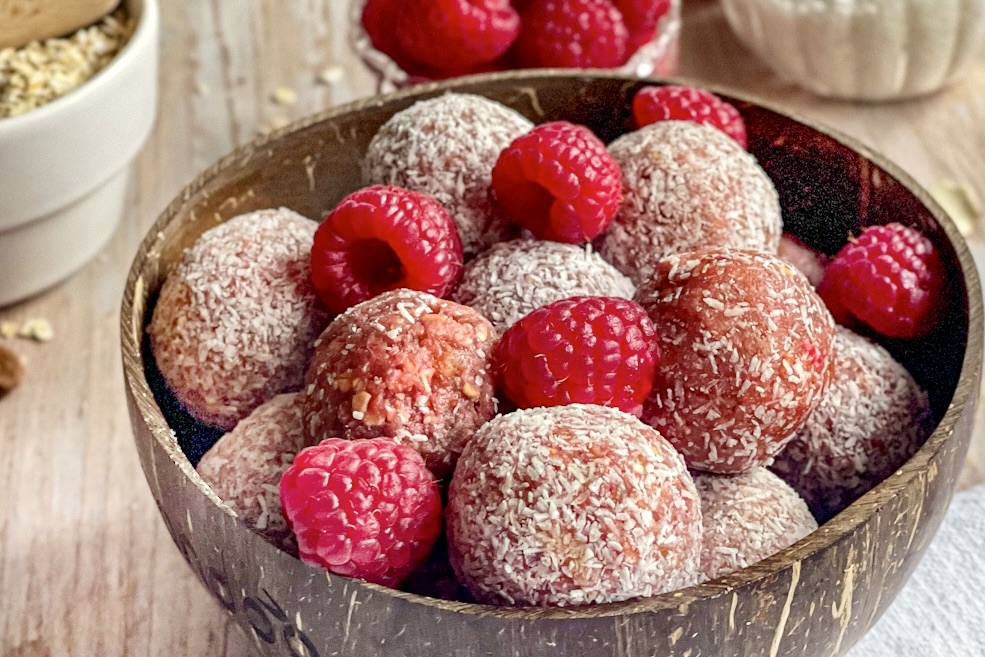 Energy-Balls mit Beeren in einer Schüssel.