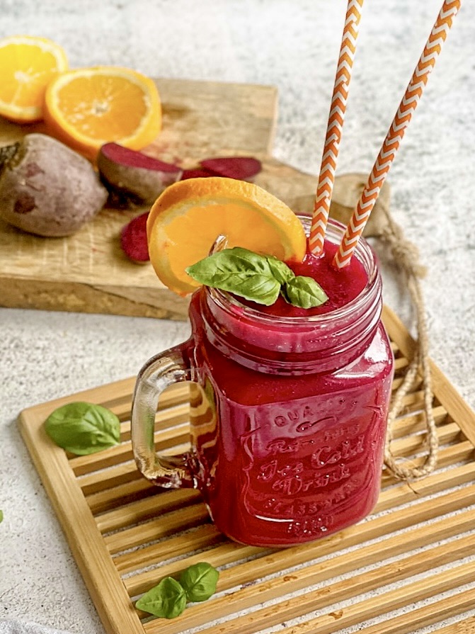 Fruchtig leckerer Rote-Bete-Smoothie in deinem Glas mit zwei Strohhalmen.