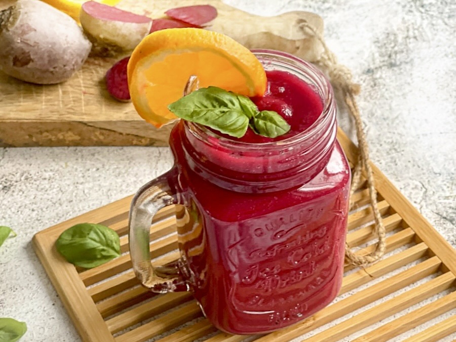 Fruchtig leckerer Rote-Bete-Smoothie in deinem Glas mit zwei Strohhalmen.