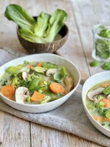 Vegane Gemüse-Kokos-Suppe in einer Schüssel.