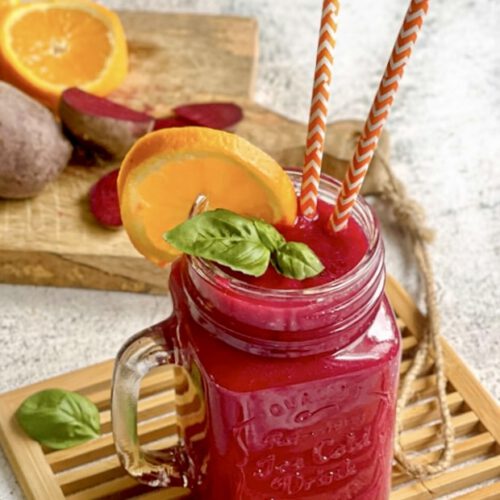 Fruchtig leckerer Rote-Bete-Smoothie in deinem Glas mit zwei Strohhalmen.