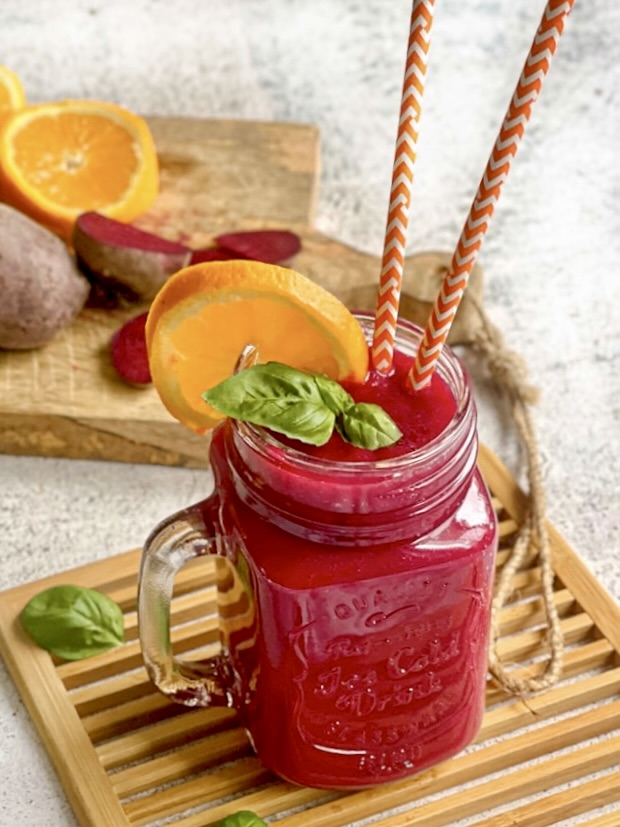 Fruchtig leckerer Rote-Bete-Smoothie in deinem Glas mit zwei Strohhalmen.