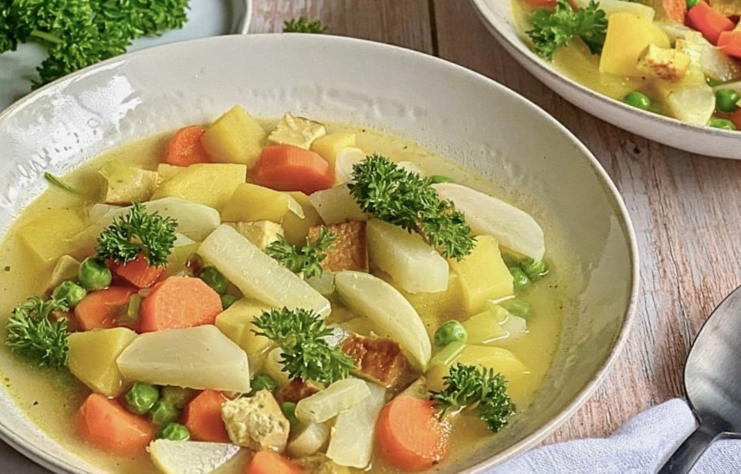 Veganer Mairübchen-Eintopf mit Gemüse, Kartoffeln, Räuchertofu.