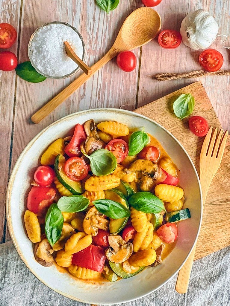 Vegane Gnocchi-Gemüse-Pfanne auf einem Teller.