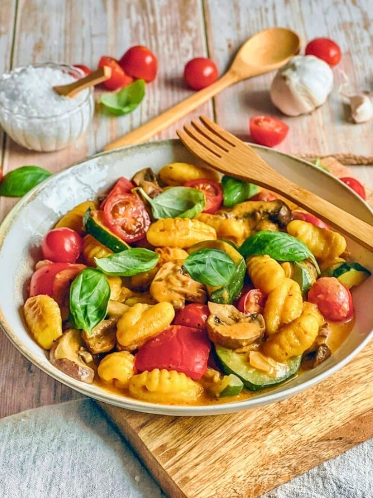 Vegane Gnocchi-Gemüse-Pfanne auf einem Teller.