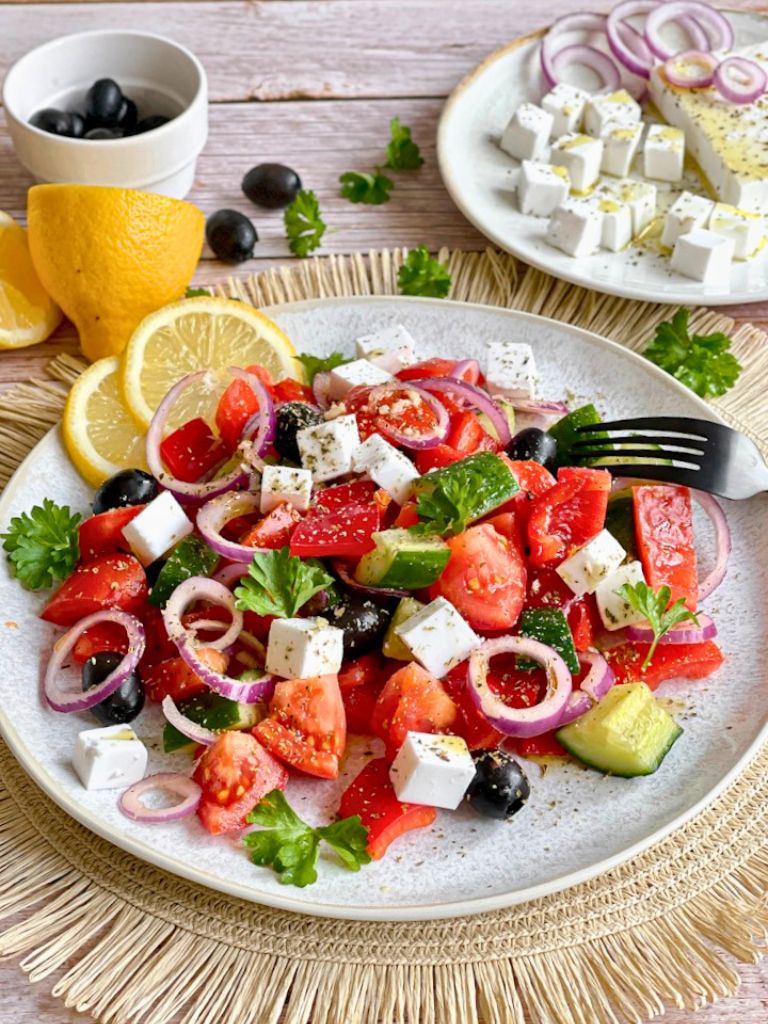 Veganer griechischer Salat auf einem Teller.
