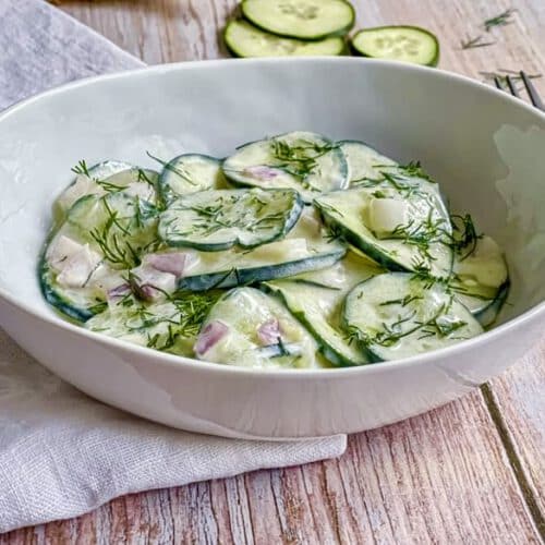 Veganer Gurkensalat mit Joghurtdressing in einer Schüssel