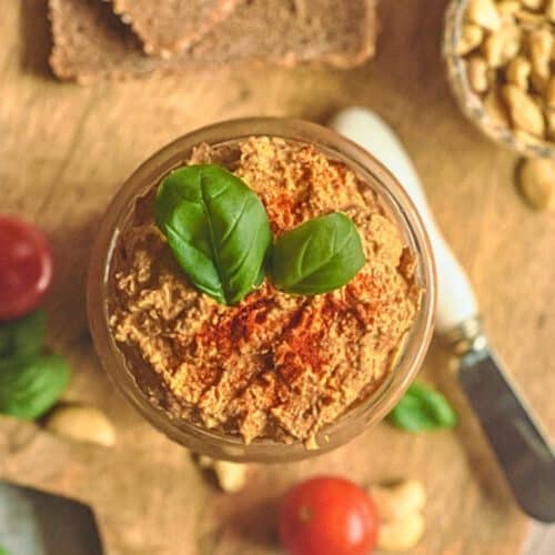 Veganer Tomatenaufstrich auf Cashewbasis in einem Glas.