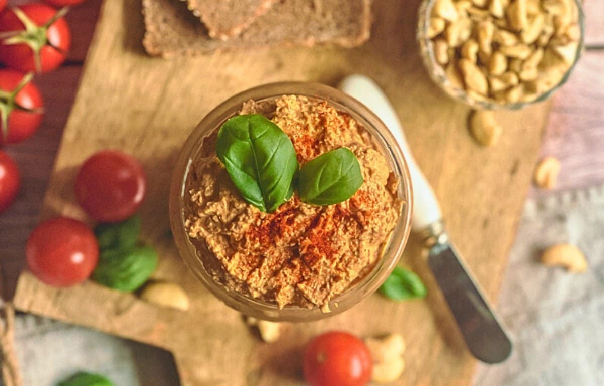 Veganer Tomatenaufstrich auf Cashewbasis in einem Glas.