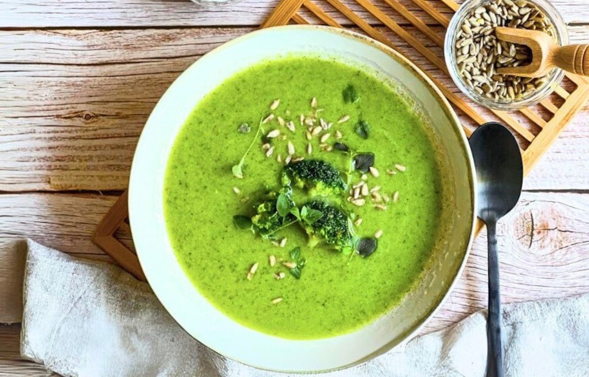 Schnelle vegane Brokkolisuppe in einem Suppenteller.