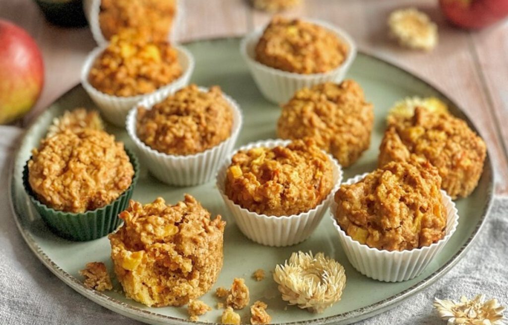 Vegane Apfel-Karotten-Muffins auf einem Teller