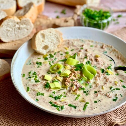 Vegane Käse-Lauch-Suppe mit Hack und Baguettescheiben.