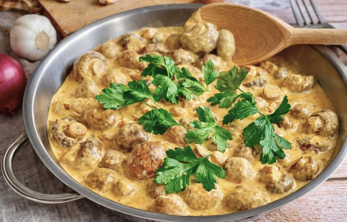 Vegane cremige Rahmchampignons in einer Pfanne.