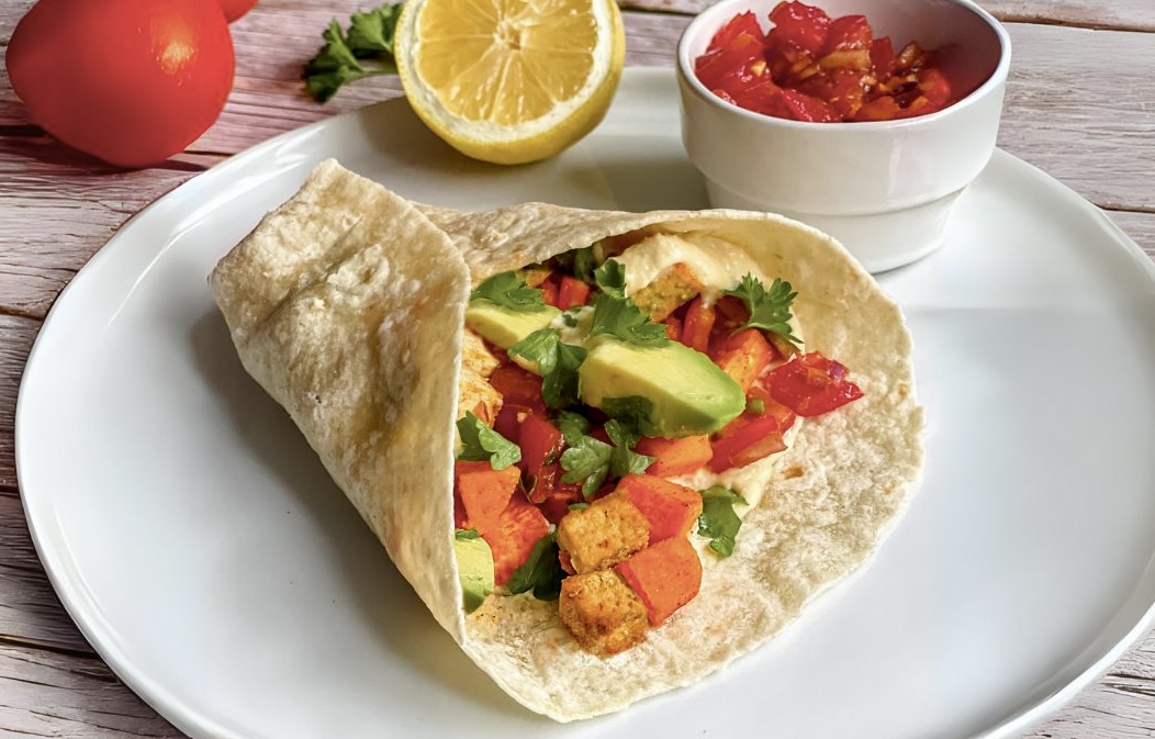 Vegane Wraps mit Süßkartoffel-Tofu-Füllung.