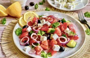 Veganer griechischer Salat auf einem Teller.