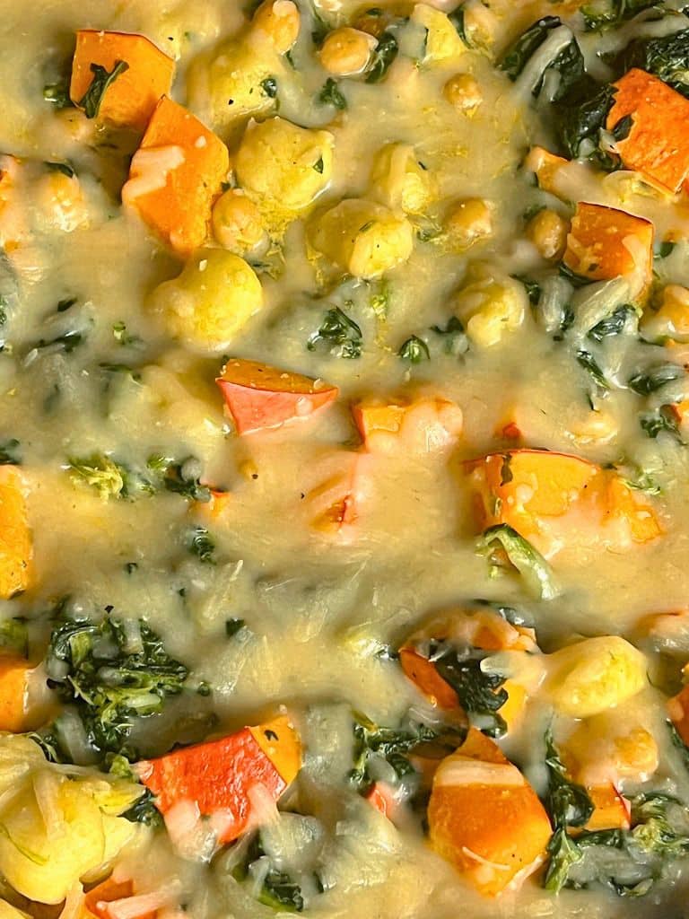 Veganer Kürbis-Gnocchi-Auflauf mit Spinat, Kichererbsen und Käse.