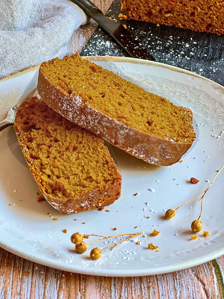 Zwei Scheiben veganer Kürbiskuchen auf einem Teller.