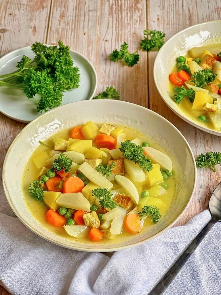 Veganer Mairübchen-Eintopf mit Gemüse, Kartoffeln, Räuchertofu.