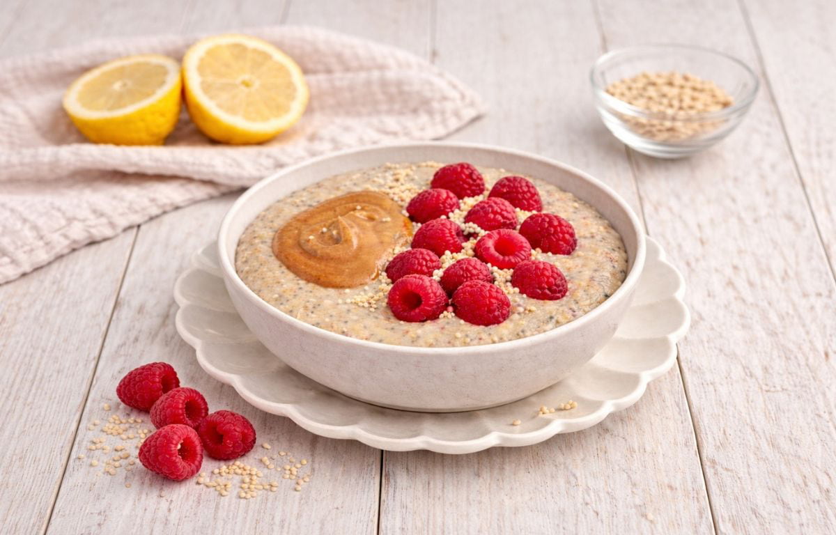 Mohn-Zitronen-Grießbrei mit Himbeeren und Mandelmus in einer Schüssel.
