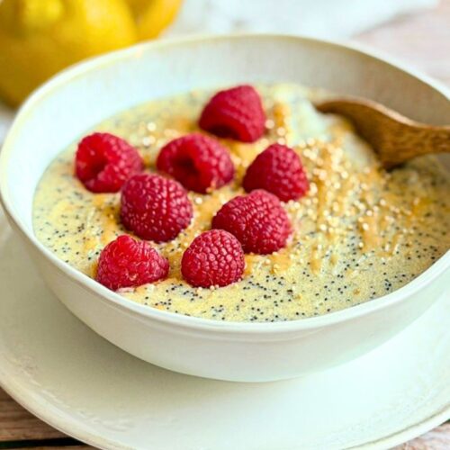 Mohn-Grießbrei mit Himbeeren als warmes veganes Frühstück.